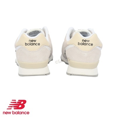 Sapatilhas New Balance bege claro e branco vistas de trás