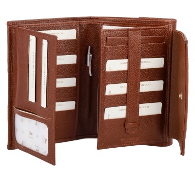 Carteira de couro castanho aberta com divisórias para cartões e bolso
