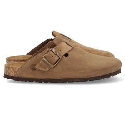 Sapatos tipo mocassim abertos atrás, castanhos em camurça com fivela metálica