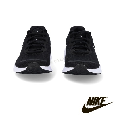 Ténis Nike pretos com sola branca e tecido respirável