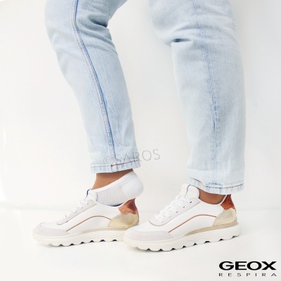 Sapatilhas Geox brancas com detalhes castanhos e bege usadas com jeans claros