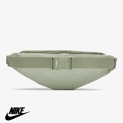 Bolsa tipo pochete verde claro com padrão abstrato e logótipo Nike