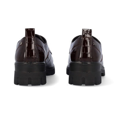 Sapatos castanhos de couro com textura de crocodilo vistos de trás