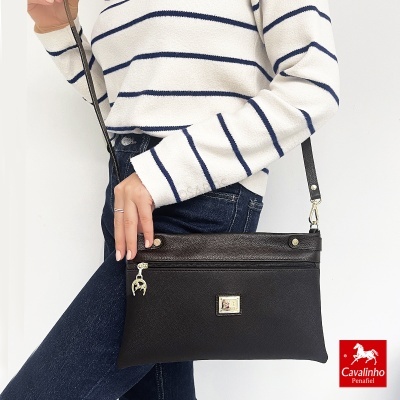 Mala tiracolo preta de pele texturizada com fecho de correr e pendente metálico