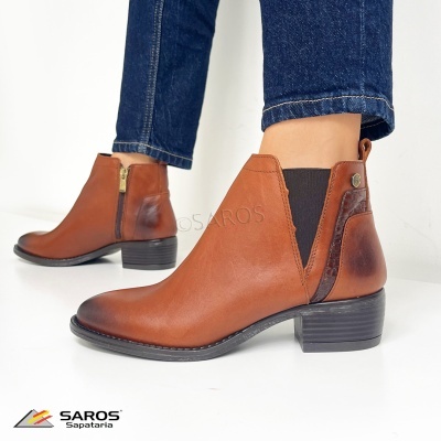 Botins femininos de couro castanho com detalhes em preto e fecho dourado