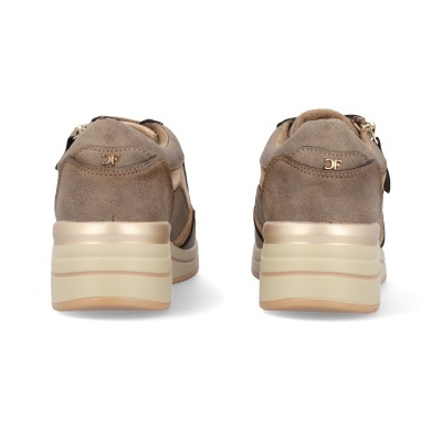 Par de sapatos desportivos castanho claro com sola alta bege e logótipo DF dourado na parte de trás