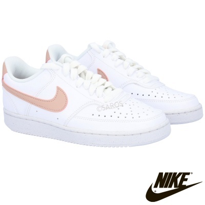Ténis Nike brancos com logo rosa claro e sola branca
