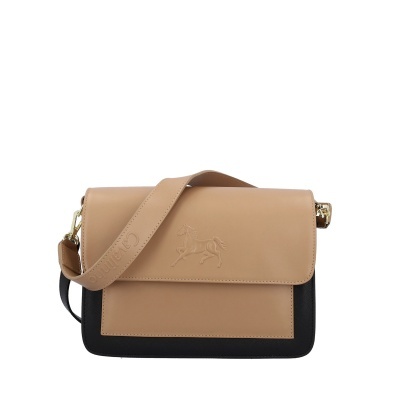 Mala de ombro castanha clara e preta com relevo de cavalo e alça com logo