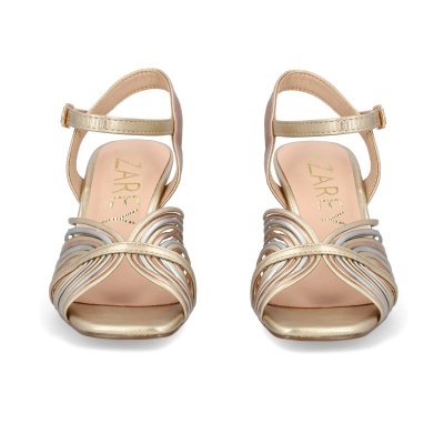 Sandálias femininas douradas e prateadas com tiras entrelaçadas e fecho no tornozelo