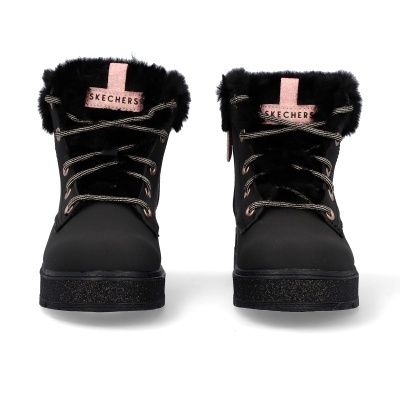 Botas pretas Skechers com pêlo e etiquetas rosas