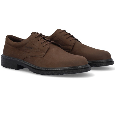 Sapatos castanhos em pele com sola preta e atacadores.