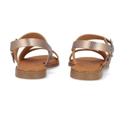 Sandálias femininas castanhas com tiras metalizadas e fivela prateada vistas de trás