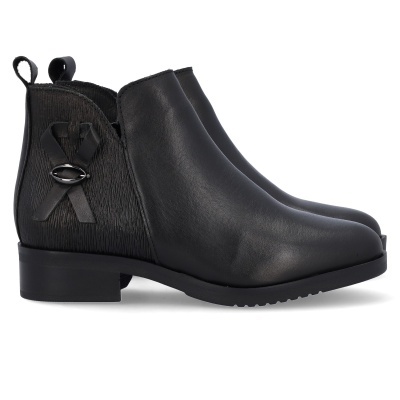 Botas pretas de salto baixo com padrão texturizado e laço na lateral.