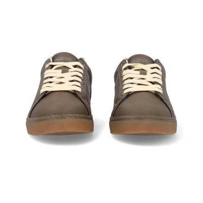 Par de sapatilhas castanho-escuro com cadarços brancos e sola castanha