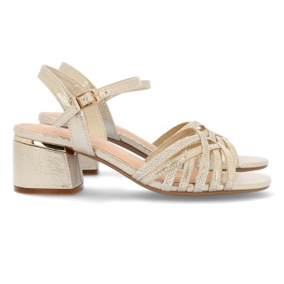 Sandálias bege com tiras entrelaçadas e salto médio com detalhe dourado