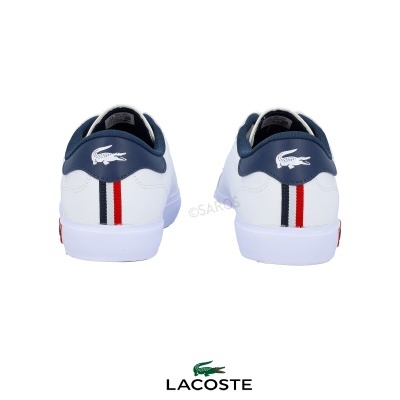 Sapatilhas brancas Lacoste vistas de trás com detalhes azuis e faixa tricolor