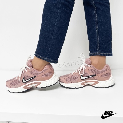 Ténis desportivos Nike cor rosa com detalhes em branco e preto