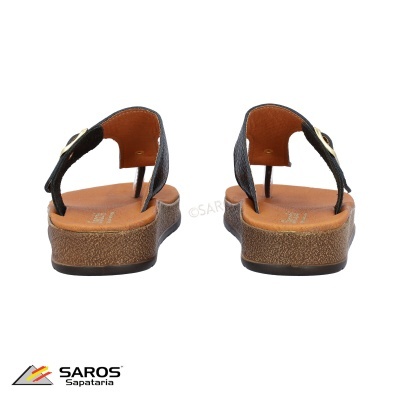 Sandálias pretas de tiras com sola castanha vista de trás