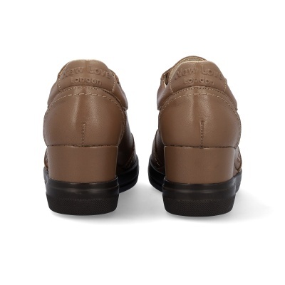 Sapatilhas castanhas em pele vista de trás com texto 'NEW LOVE LONDON' no calcanhar