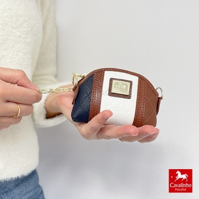 Carteira pequena tricolor em castanho, branco e preto com fecho dourado e placa da marca Cavalinho.