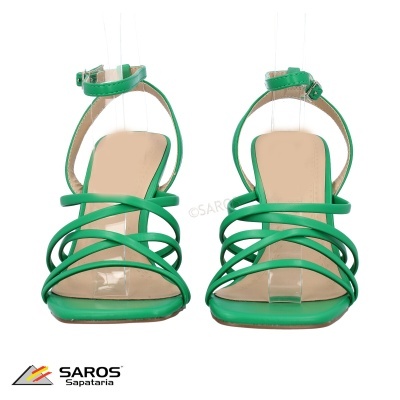 Sandálias verdes com tiras finas e salto médio quadrado