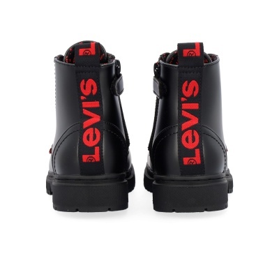 Botas pretas Levis vistas de costas com tira preta e texto vermelho.