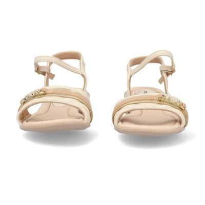 Sandálias femininas bege e dourado com tiras e adornos metálicos sobre fundo branco