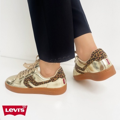 Ténis Levi's dourados com padrão de pelo de leopardo e sola castanha