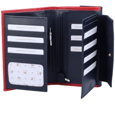 Carteira de couro azul escuro com bordas vermelhas e compartimentos para cartões