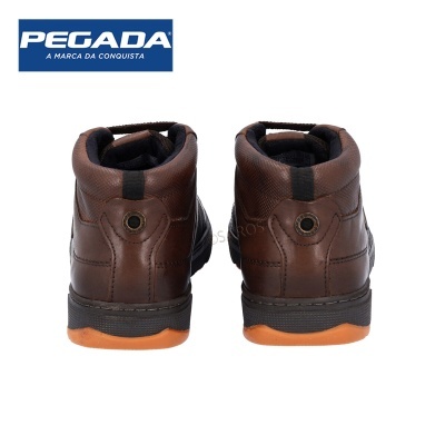 Par de botas castanhas em pele vistas de trás com sola preta e castanha