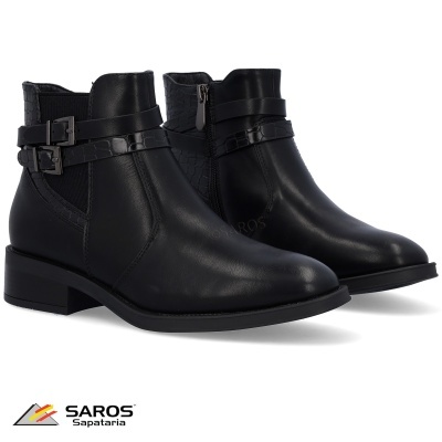 Botins pretos em pele com fivelas decorativas e fecho de correr lateral