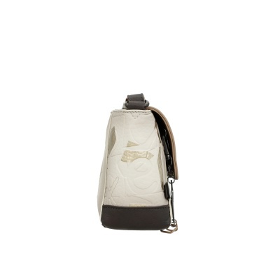 Mala de lado em pele branca e castanha com padrão texturizado