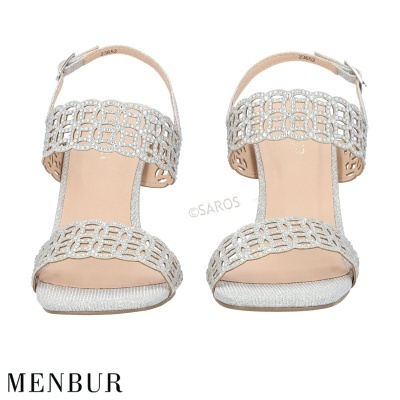 Par de sandálias femininas prateadas com tiras trançadas e fecho de fivela