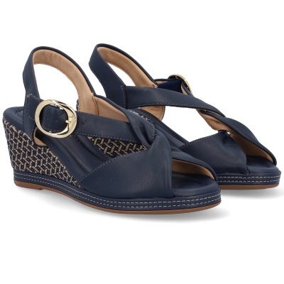 Sandálias de cunha azuis com tacão trançado e fivela dourada