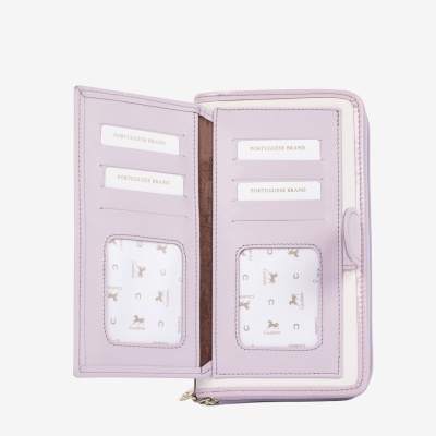 Carteira feminina lilás com compartimentos para cartões e padrão Cavalinho nas janelas transparentes