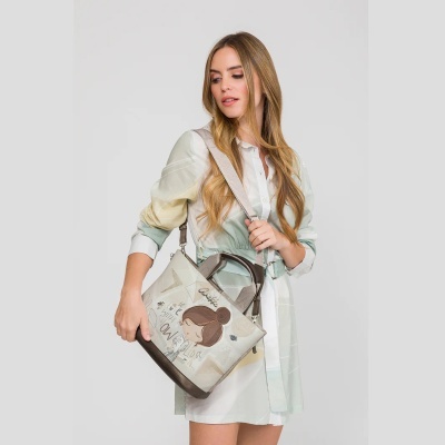 Mala de mão e ombro bege com ilustração de menina