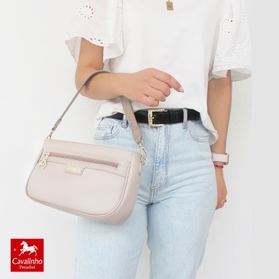 Mala de mão bege claro com fecho zíper e alça curta em pele sintética