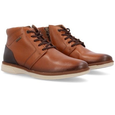 Botas masculinas em pele castanha com atacadores e sola bege