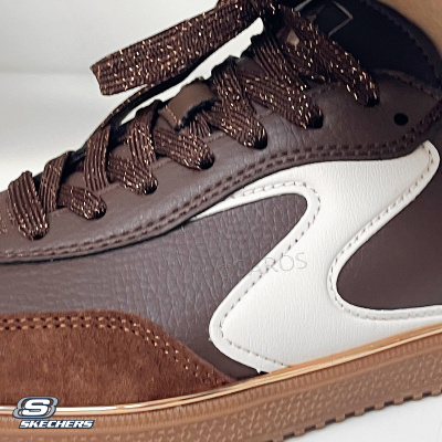 Tênis castanho Skechers com detalhe branco e atacadores castanhos brilhantes