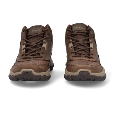Sapatos Skechers castanhos com sola bege e castanha vistos de frente