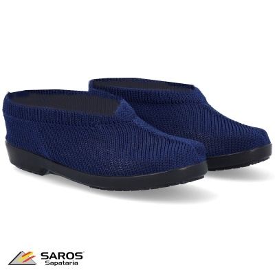 Chinelos azuis com sola preta e textura de malha