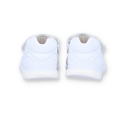 Par de sapatilhas brancas para criança vistas de trás