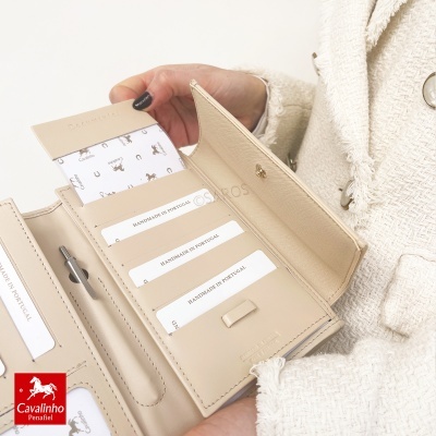 Carteira bege em couro com compartimentos para cartões e etiquetas HANDMADE IN PORTUGAL