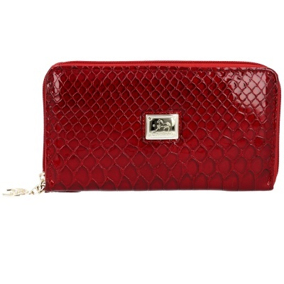 Carteira vermelha com padrão crocodilo e placa metálica com imagem de cavalo