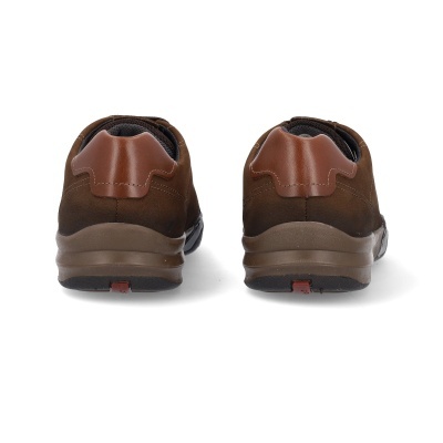 Sapatos castanhos com sola bege e detalhe vermelho vistos de trás