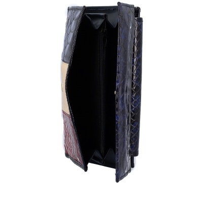 Carteira feminina com textura imitação pele de crocodilo em tons preto e vinho