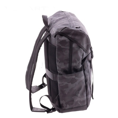 Mochila camuflada cinzenta com bolsos e alças ajustáveis