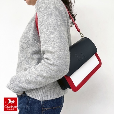 Mala de ombro Cavalinho Penafiel em couro azul escuro, branco e vermelho com alça vermelha