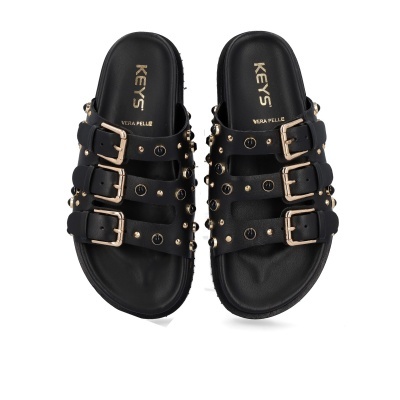 Sandálias pretas com fivelas douradas e tachas, marca KEYS, fundo branco
