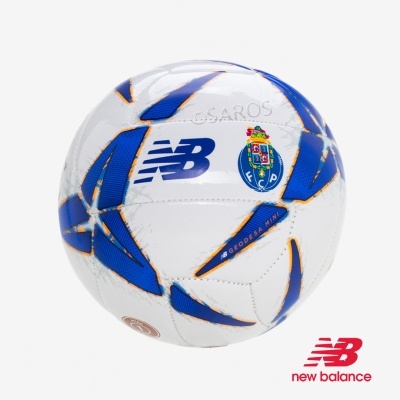 Bola de futebol branca com detalhes em azul e laranja e logotipos do New Balance e FC Porto